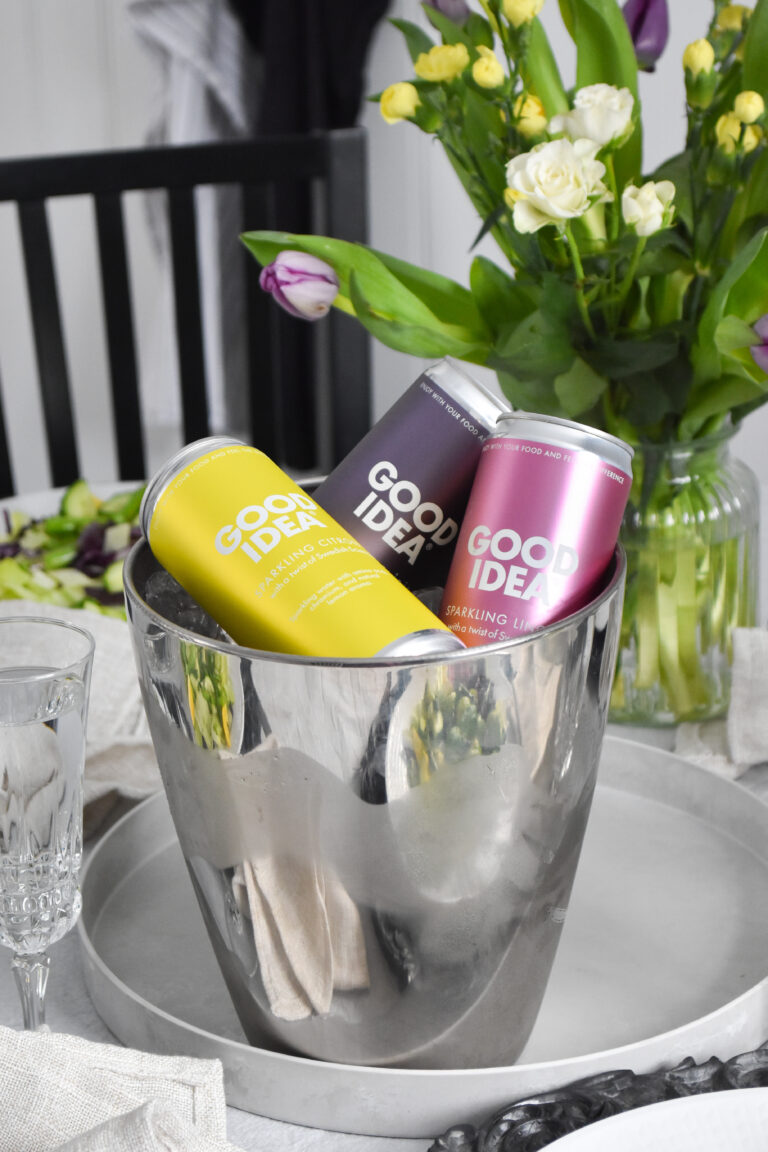 Influencer som marknadsför Good Idea dryck med olika smaker under influencer marketing-kampanj på sociala medier.